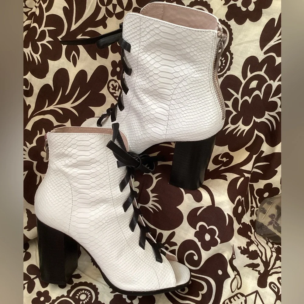 💗 KRISTIN CAVALLARI ankle boots 7.5 white Layton snakeskin peep toe EUC
